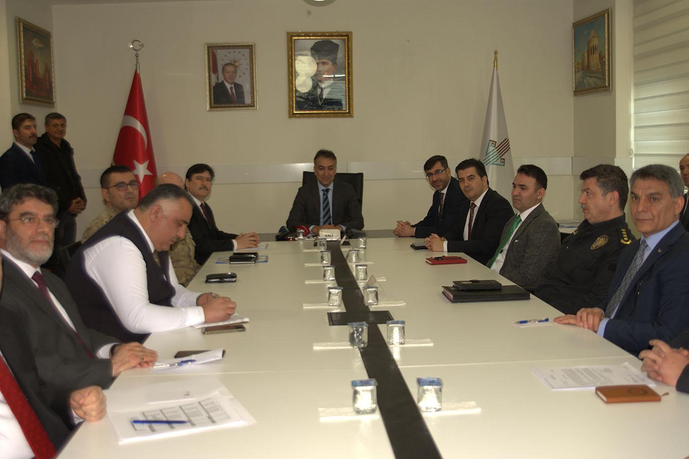 Bitlis Valisi Çağatay: "Uyuşturucu da en az Corona virüs kadar önemli" Bitlis Valisi Çağatay: "Uyuşturucu da en az Corona virüs kadar önemli"